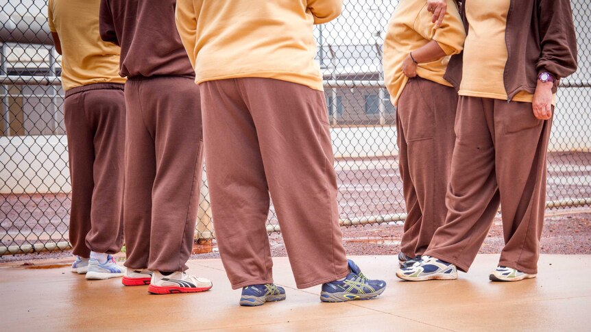 五名女性站在 Kalgoorlie-Boulder 的一所监狱里